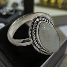 Cargar imagen en el visor de la galería, Anillo en plata con piedra luna oval - Talla 20
